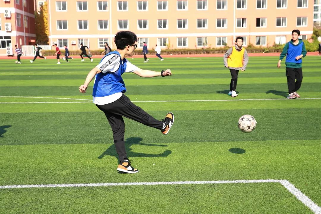 鐖辫繍鍔ㄦ墠鍋ュ悍鍥剧墖,杩愬姩寮哄仴浣撻瓌灞曠幇闈掓槬椋庨噰