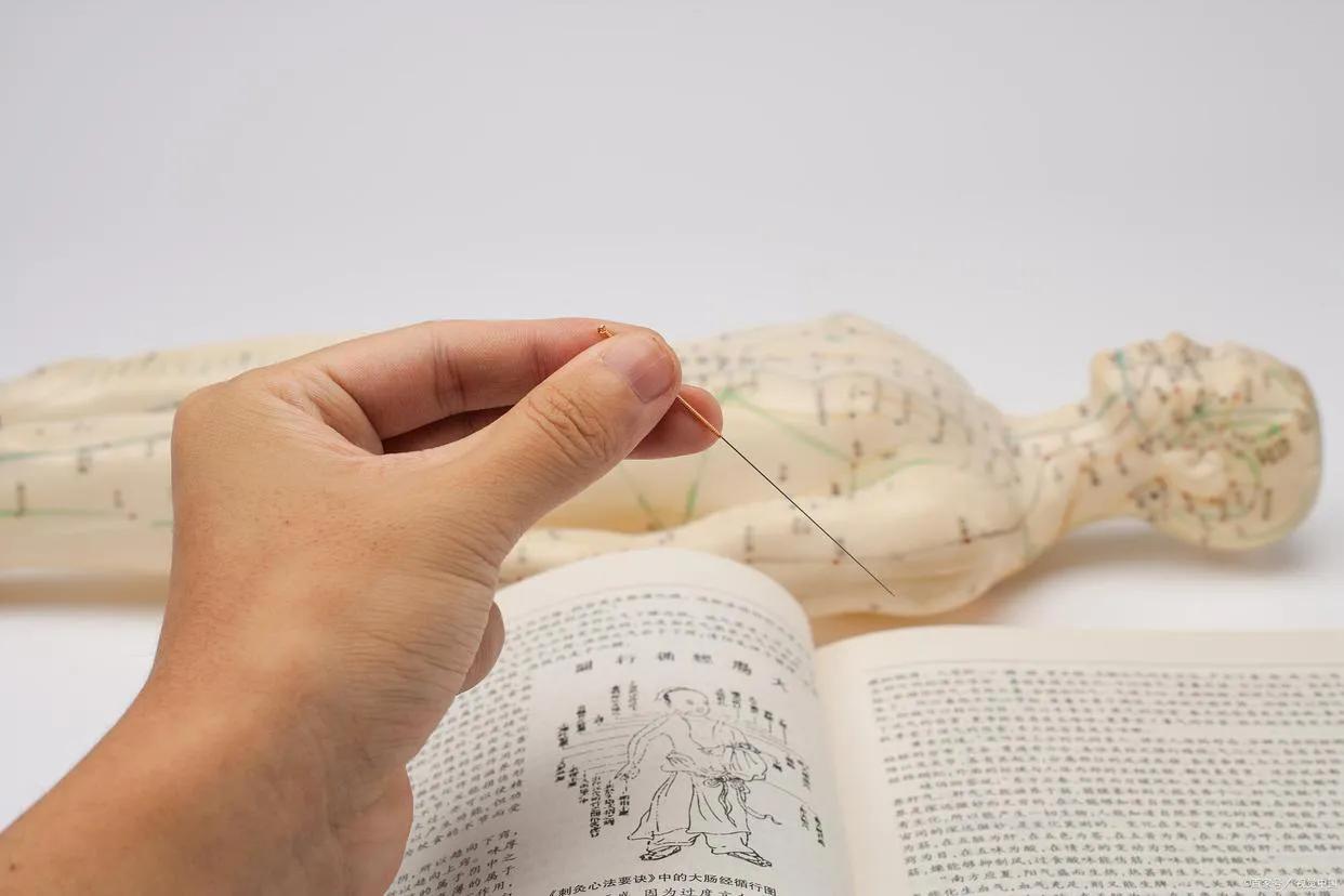 女生学推拿针灸就业前景咋样,学针灸推拿好不好