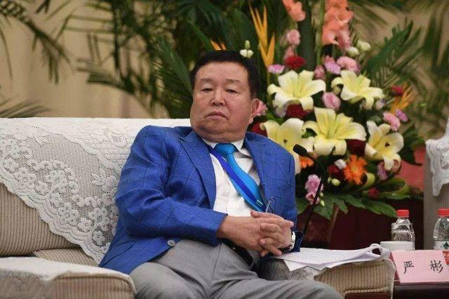 他靠卖红牛坐拥千亿庄园，曾靠*血卖**度日，年过花甲仍孤家寡人