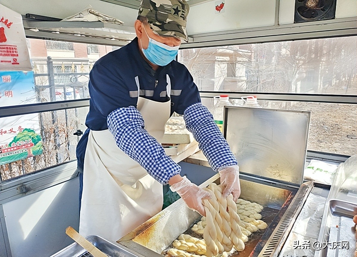 陪读夫妻小麻花拧出大商机