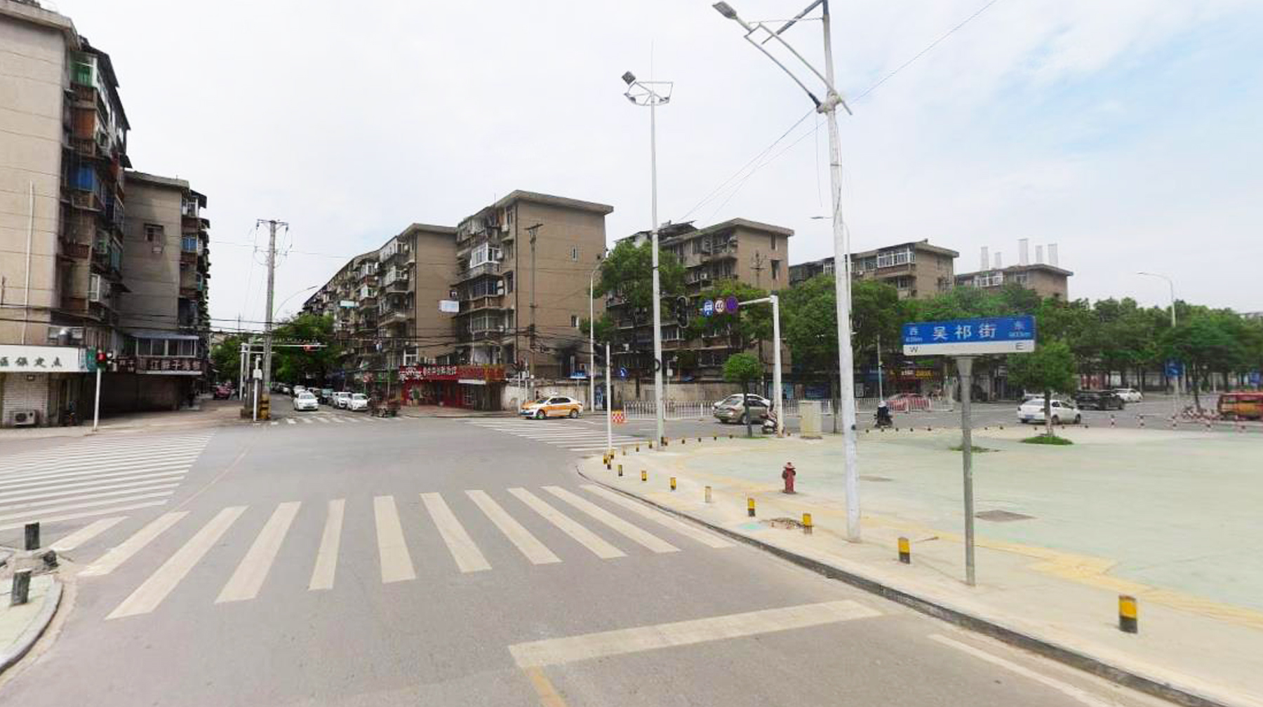 穿梭于武汉东西湖区这条小街，古朴民房和老商铺遍布，充满烟火气