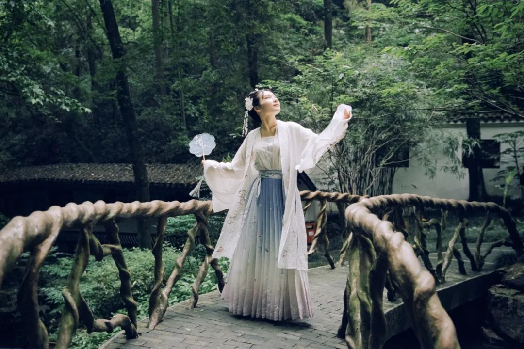 爱情经典诗词100句大全,爱情诗词的经典句子