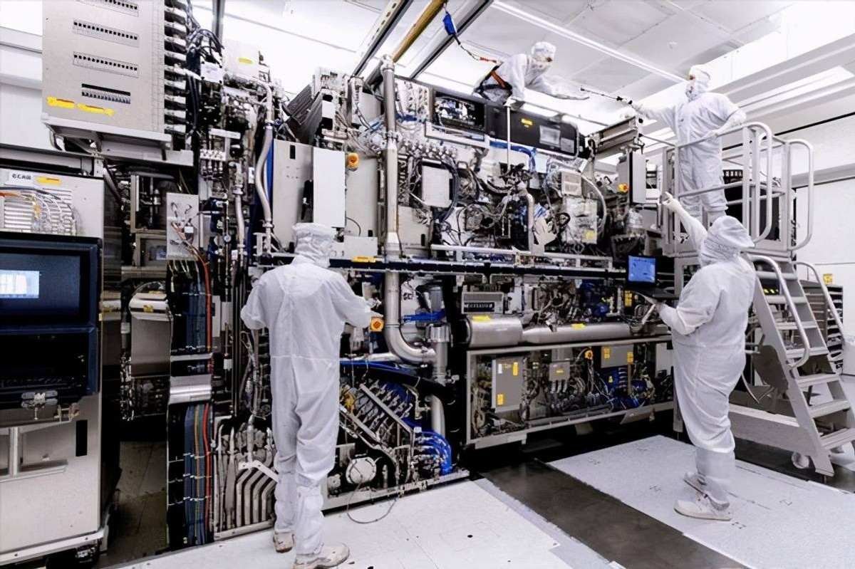 光刻机比飞机发动机难造,光刻机比原子弹难造吗
