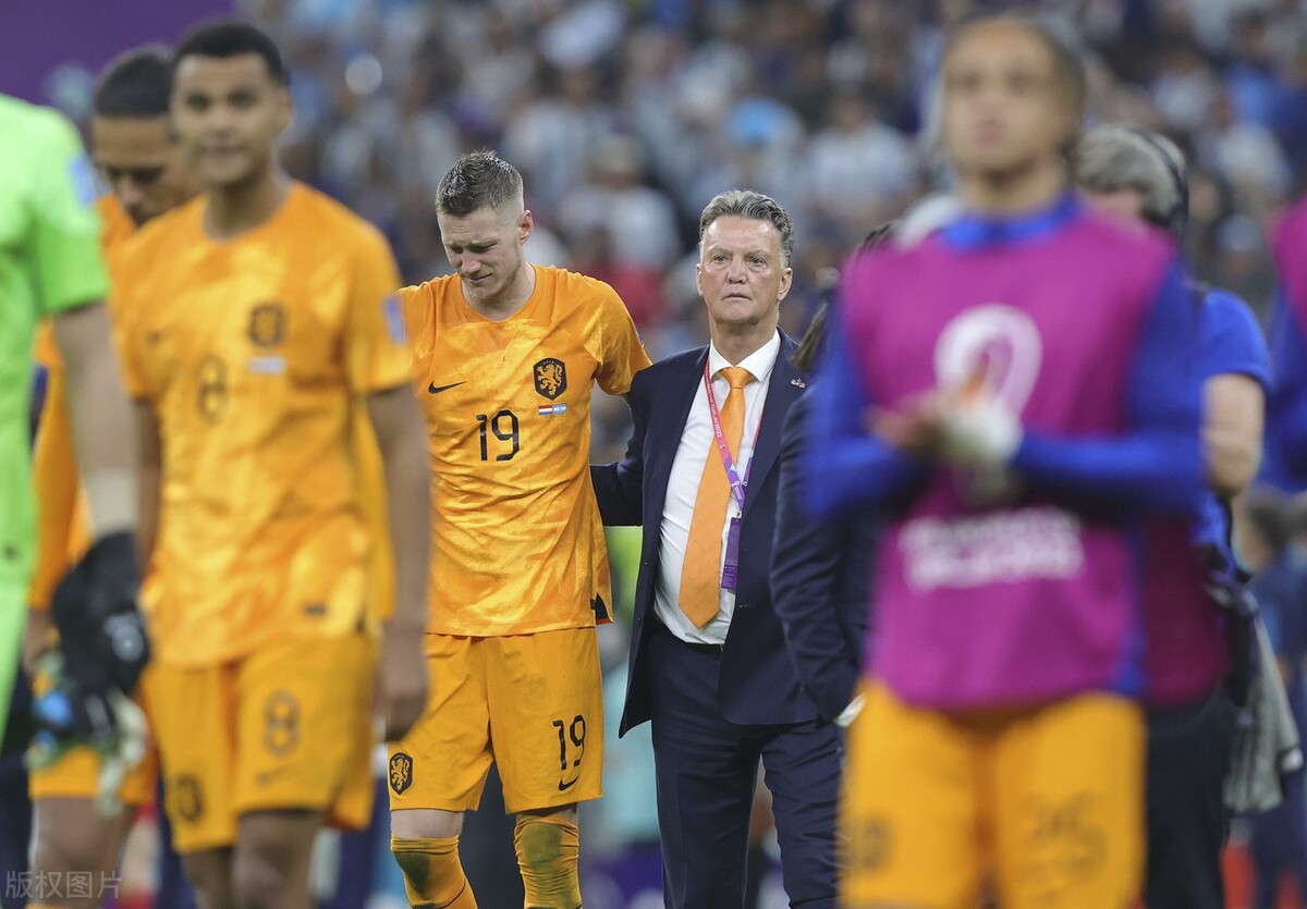 揭秘曼联新中锋:荷兰版王思聪,被梅西破口大骂,妻子读中国技校