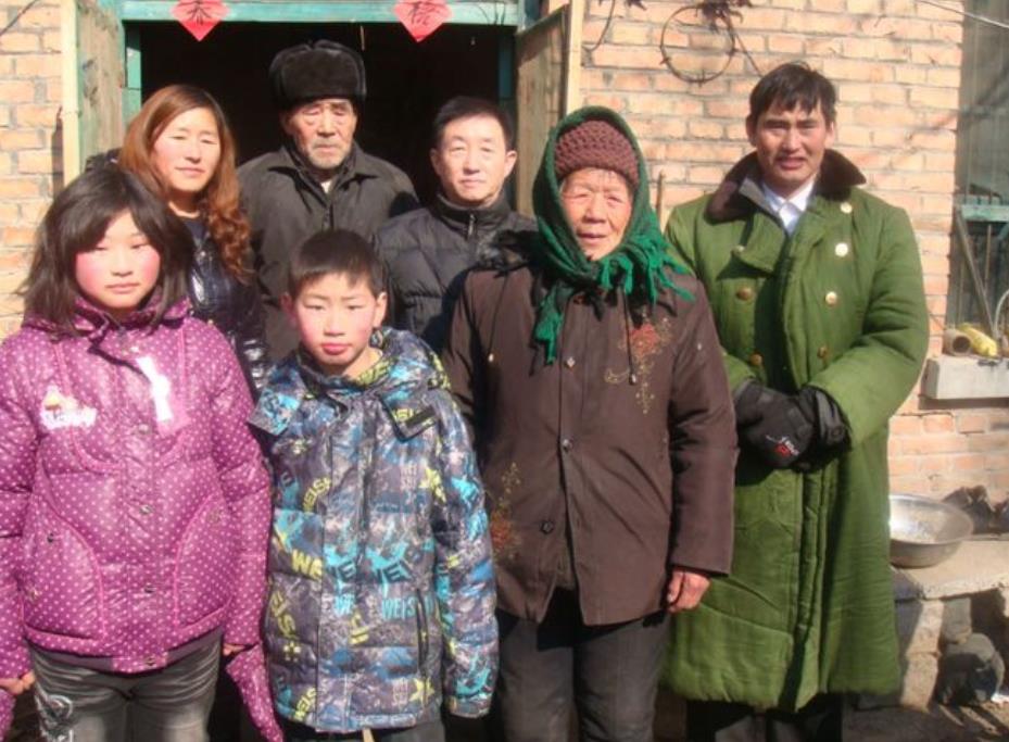 大衣哥出门被粉丝围了,大衣哥被堵门完整版