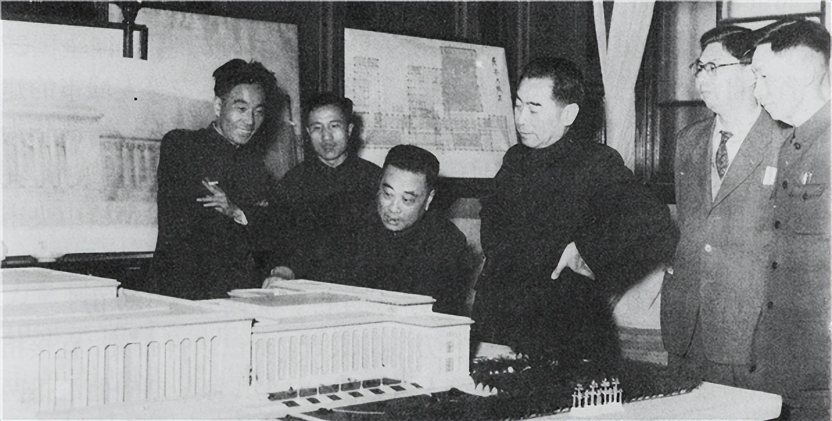1959年人民大会堂落成，毛主席指着天花板笑问：这是谁的主意