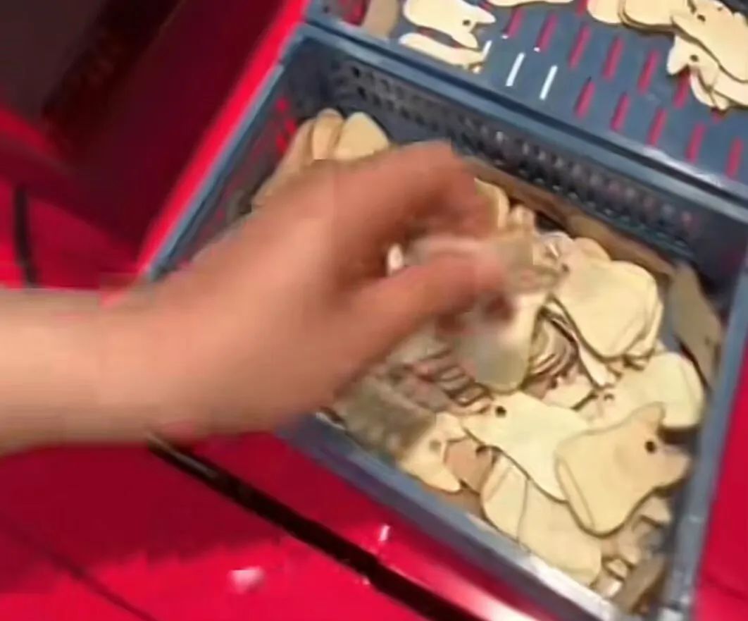 35块钱冰淇淋干倒宝马！惹全网痛骂！暴露了多少外国人的傲慢！