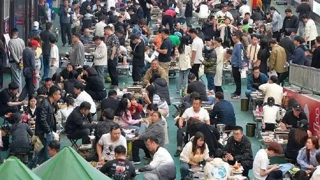 淄博“杀”疯了，挣到口袋里的钱，竟然主动“吐”了出来