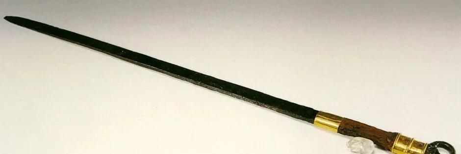 关羽的兵器是青龙偃月刀吗,三国时期关羽拿的是青龙偃月刀吗