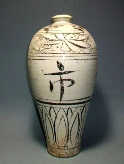 催旺财运-金元磁州窑白地黑彩绘“招财利市”纹梅瓶图像研析