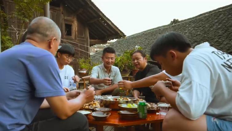 非典型博主出圈背后:冷门如何成为人人共振的热门