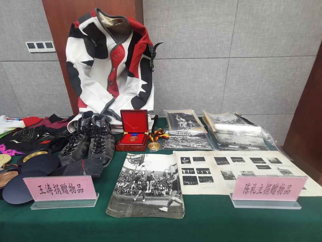 4位重庆的世界冠军，捐出了奥运金牌、参赛装备……