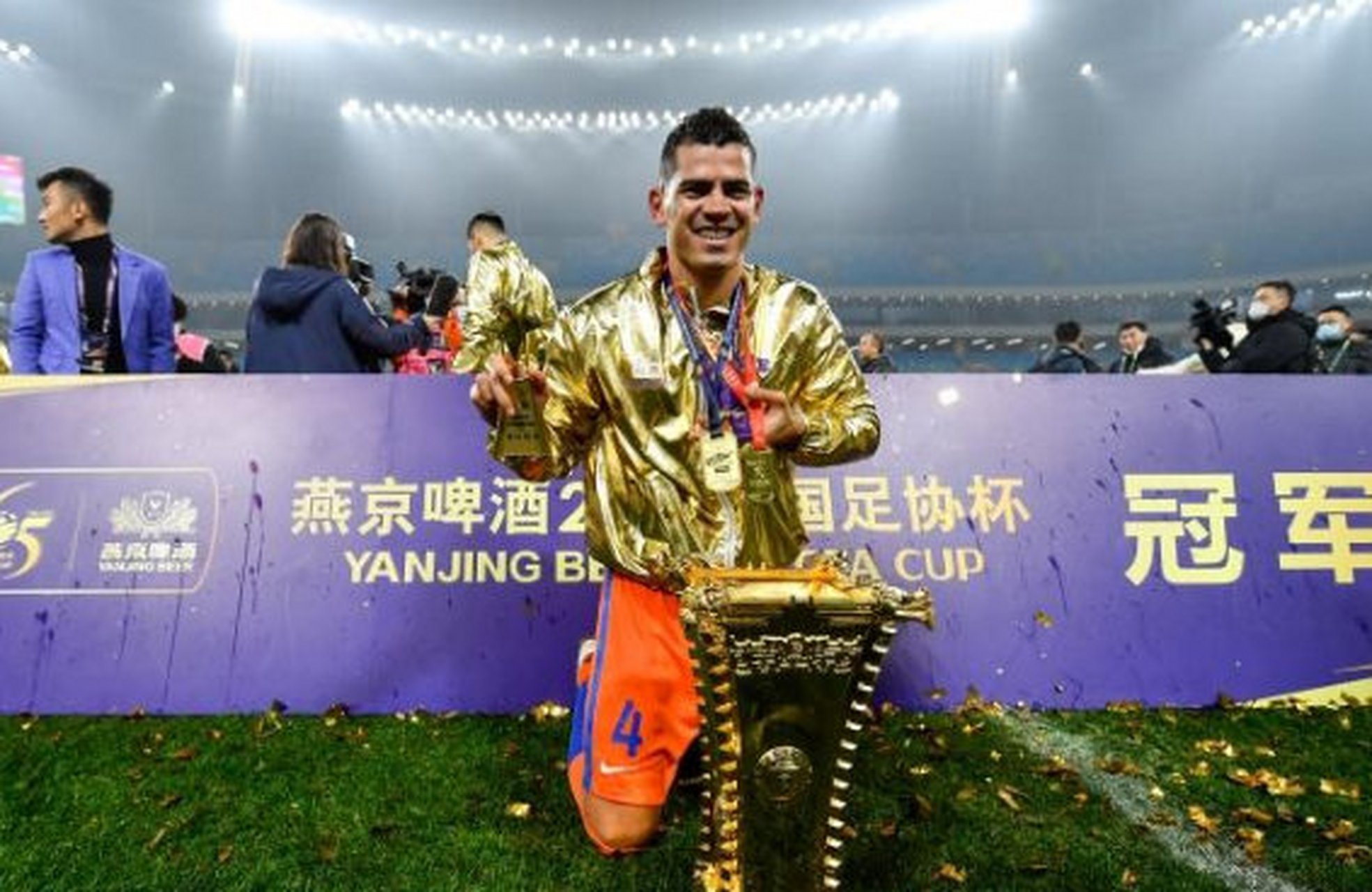 鲁能泰山上港争议判罚,中超山东泰山对深圳判罚