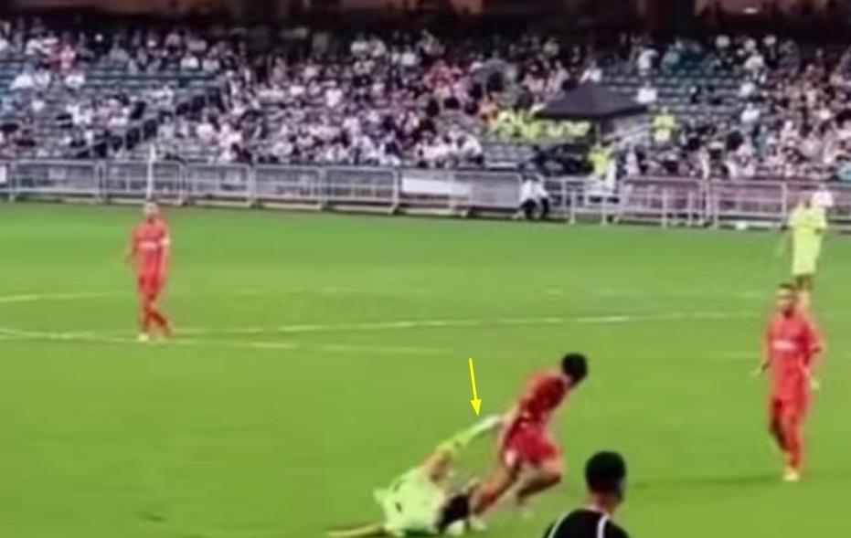 香港足球队黄日华踢人是真的吗,黄日华回应故意踢小球员