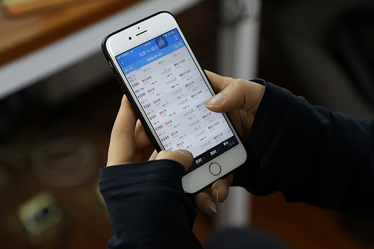 能让无数人回家的12306，一个卖票软件，还能吊打马斯克的系统？