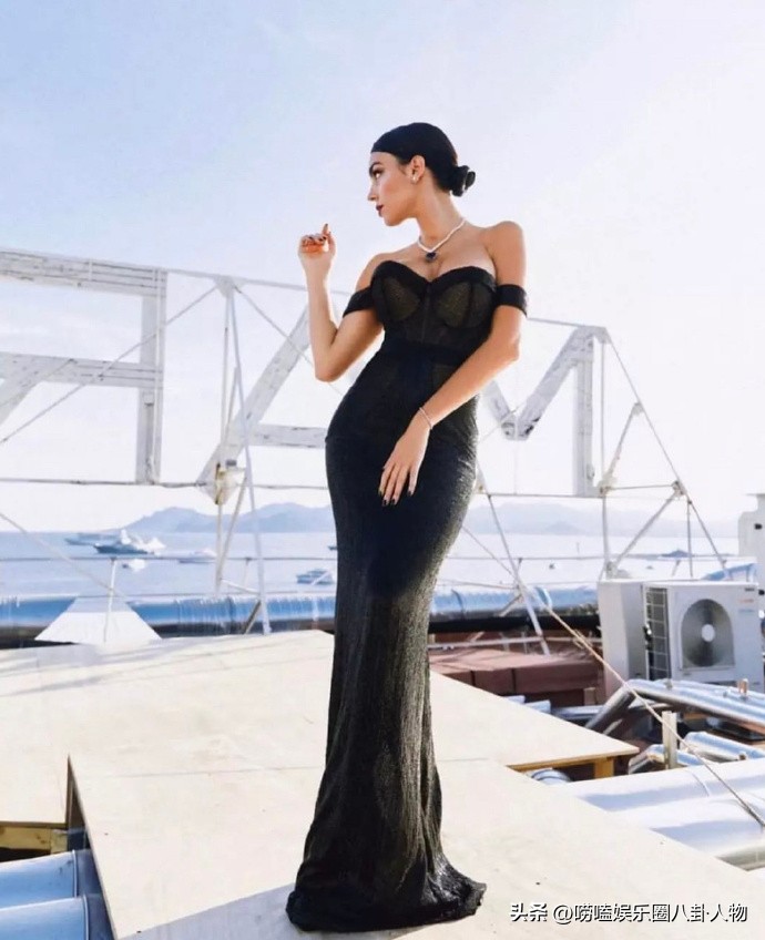 梅西老婆手抓红酒杯跳舞,梅西妻子晒全家庆祝夺冠合照