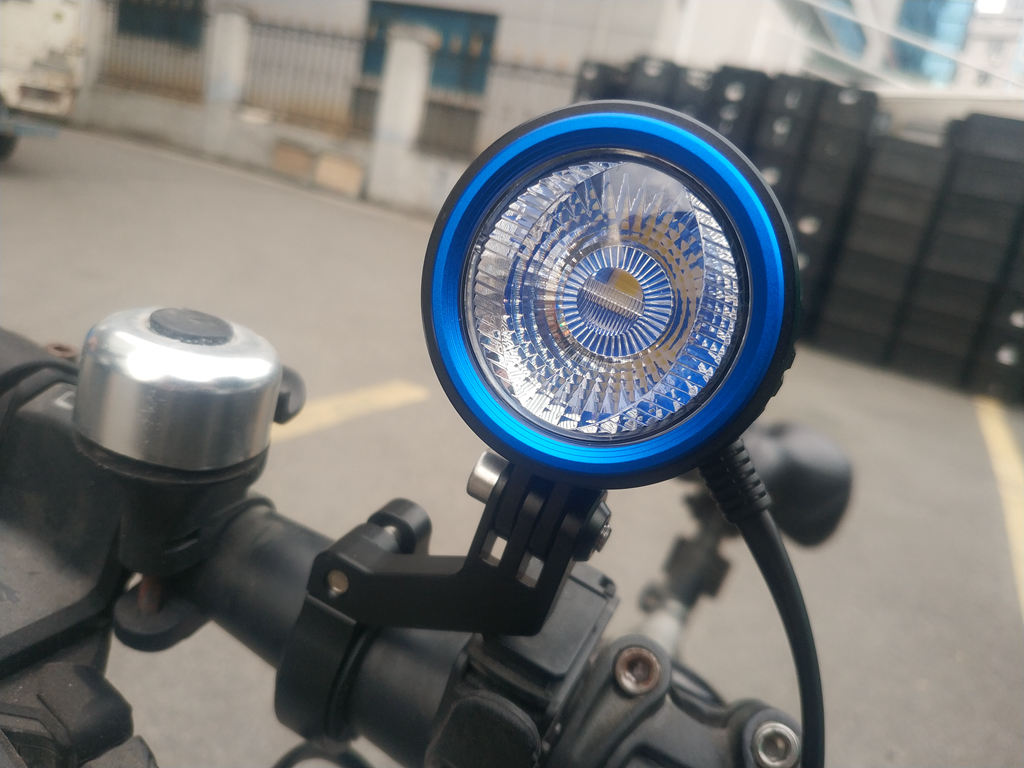 守护户外灯,傲雷驭野