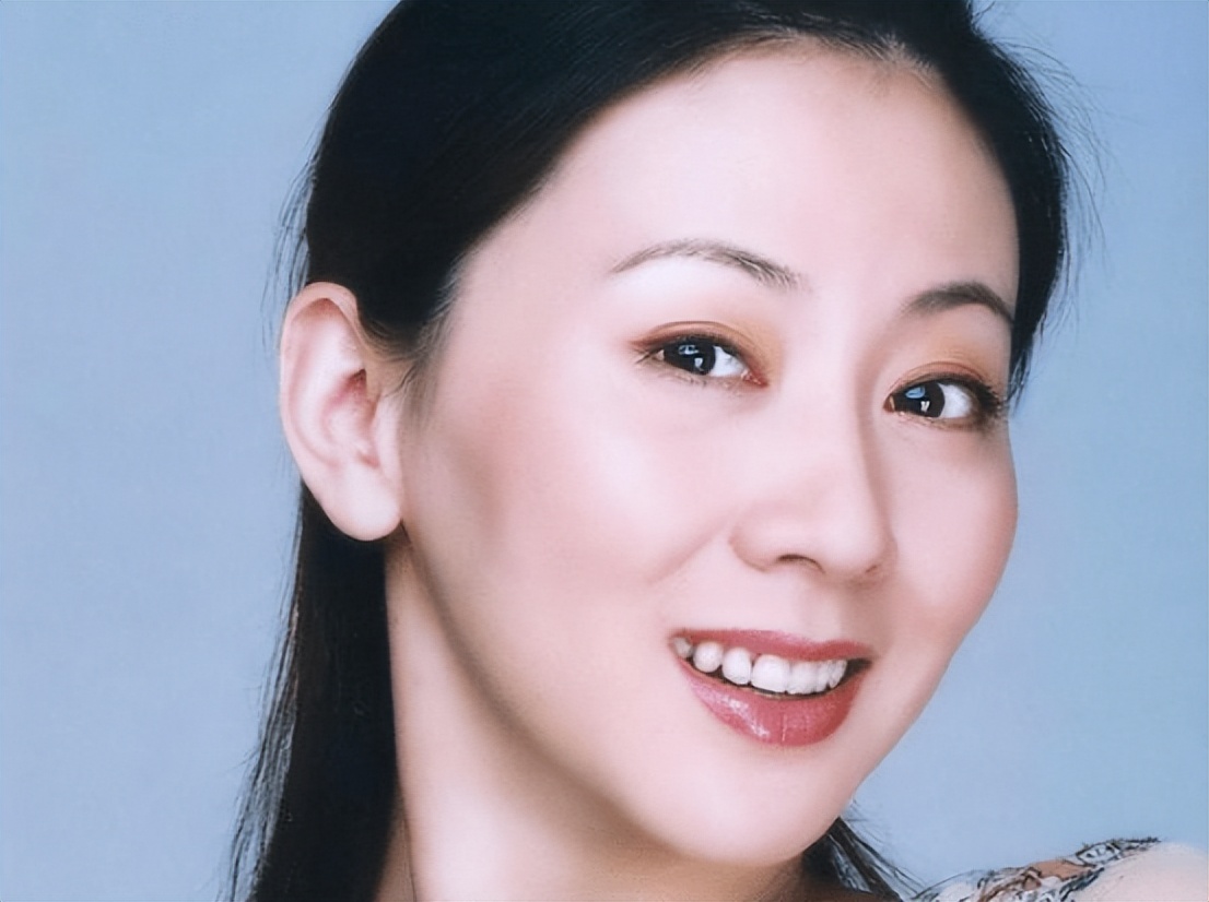 “人体模特”汤加丽：和丈夫离婚，被父亲“嫌弃”，如今怎样了？