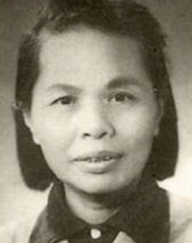 范桂霞为扮演周恩来妻子,22岁学会抽烟喝酒,*颖超邓**26年后当面感谢