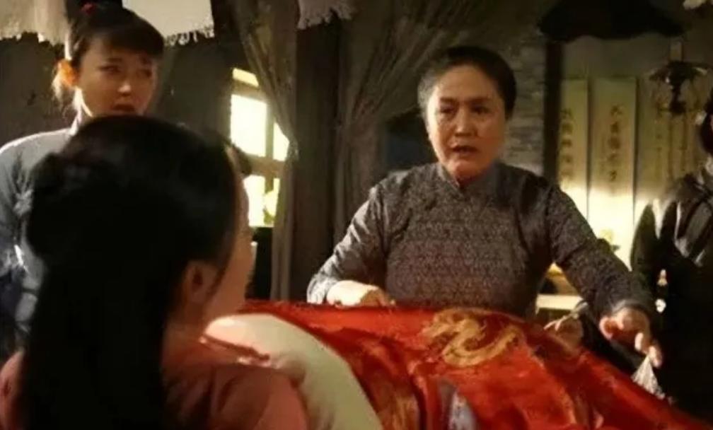 清朝女子因难产昏厥，被误认为已死下葬，300年后开棺景象凄惨