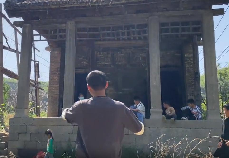 现实版“神笔马良”大新：凭一支笔带全村暴富，被华春莹点赞