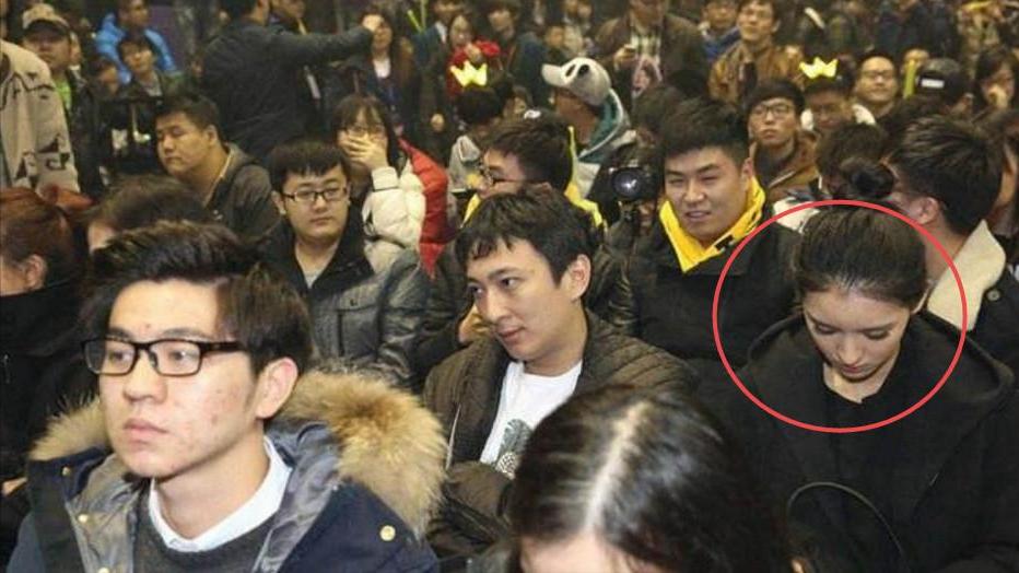 王思聪疑借好友900多万手表炫富，身边女伴颜值普通，身份惹热议