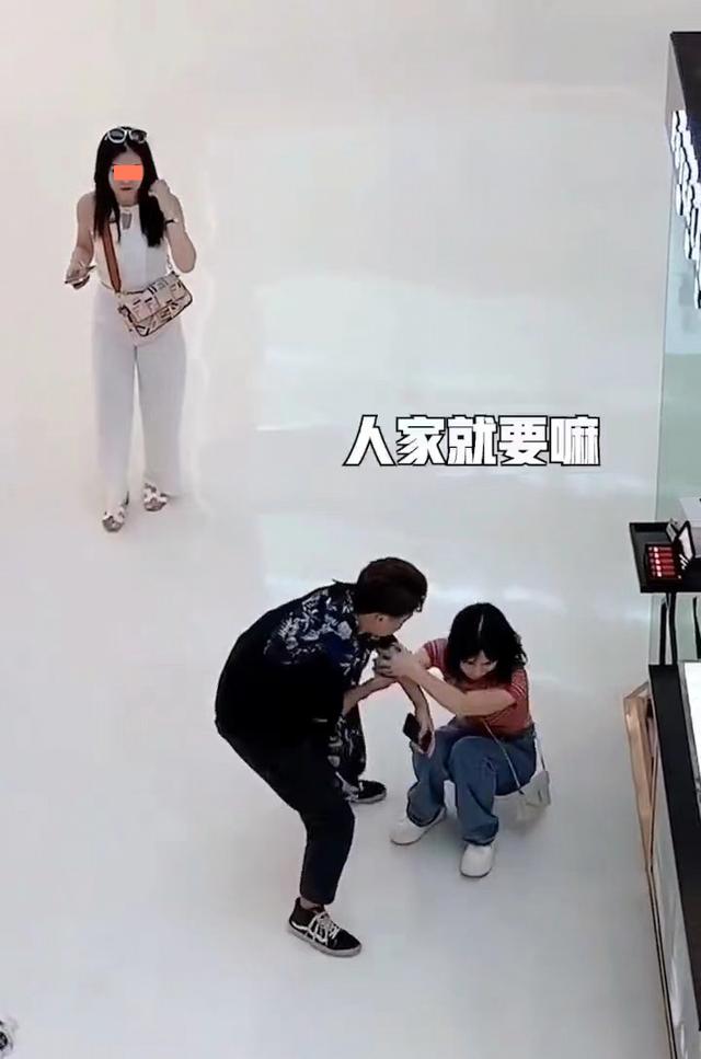 男子跟女孩相亲刚见面就要买衣服,男子和女友逛街