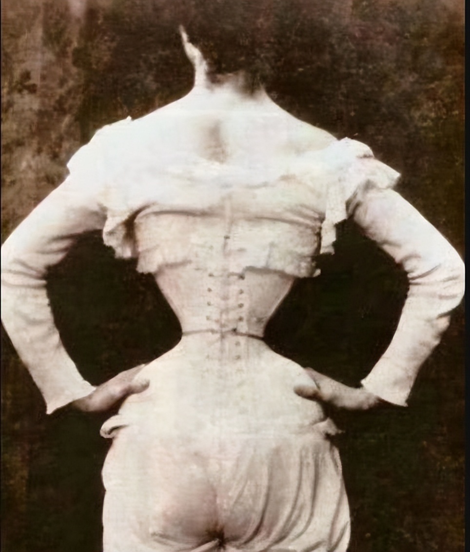 当年被逼裹小脚，现在自愿勒紧腰，女人何苦为难女人