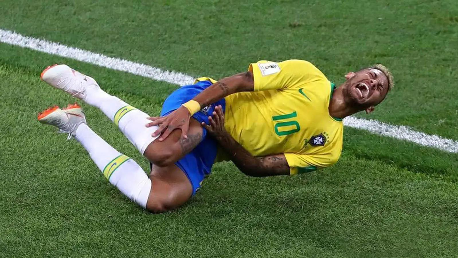 内马尔演技假摔队友,内马尔假摔自作自受