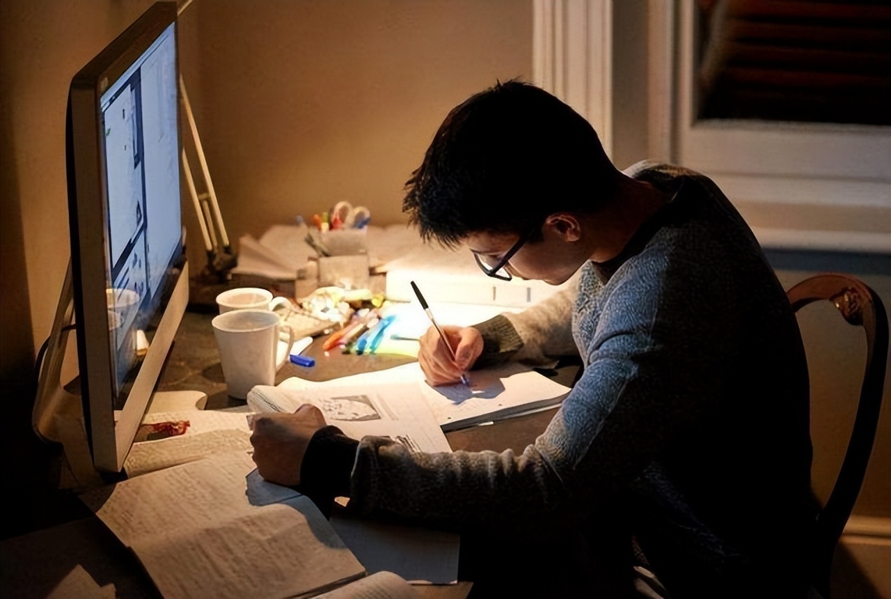 银行职员和普通员工的区别,银行工作人员和公务员一样吗