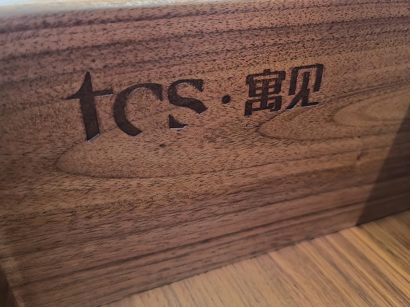 “原木”变“拼接”？红星美凯龙寓见家具套路多！