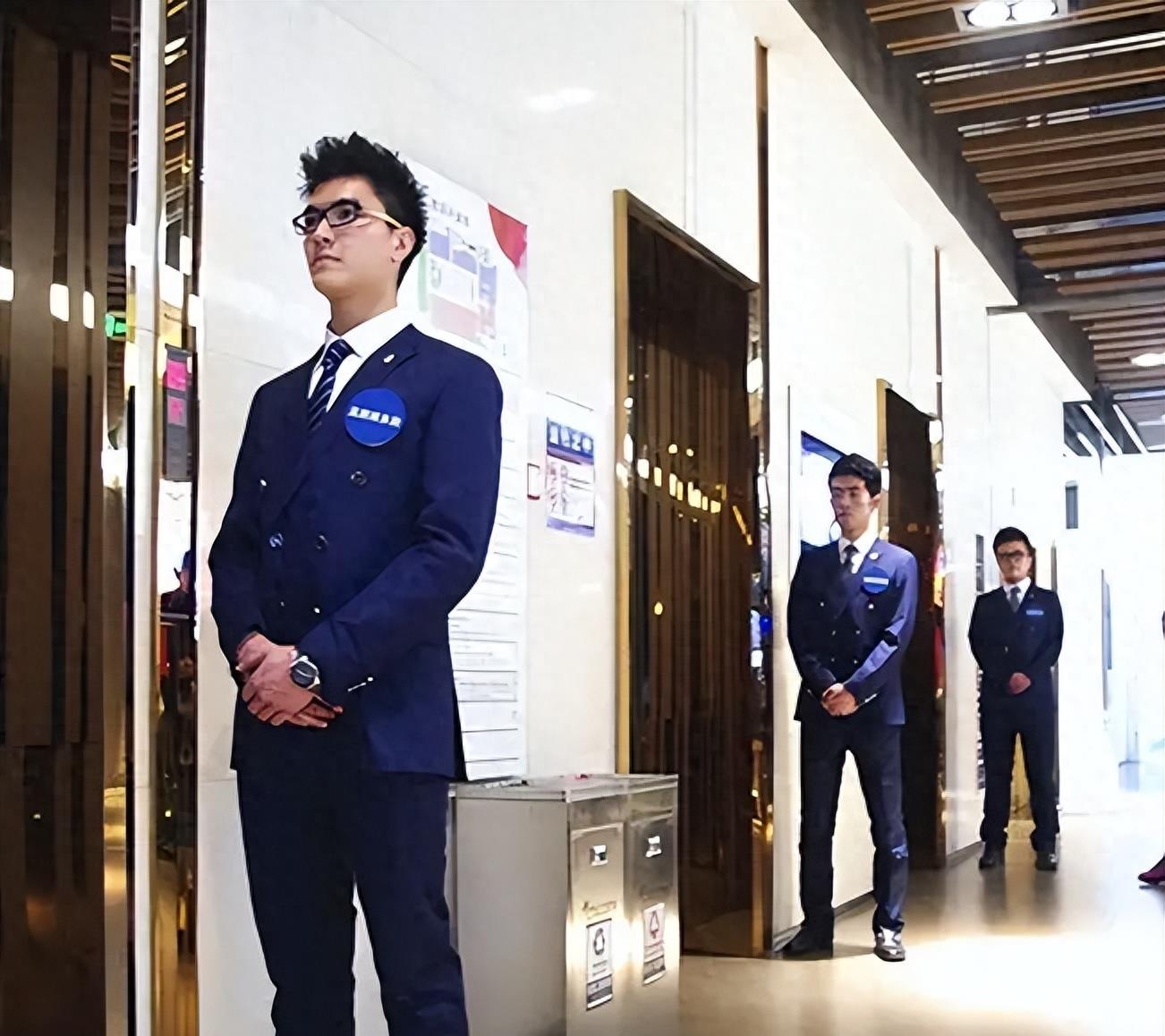 富豪家印养20控梯员年薪30万，你想知道为什么？