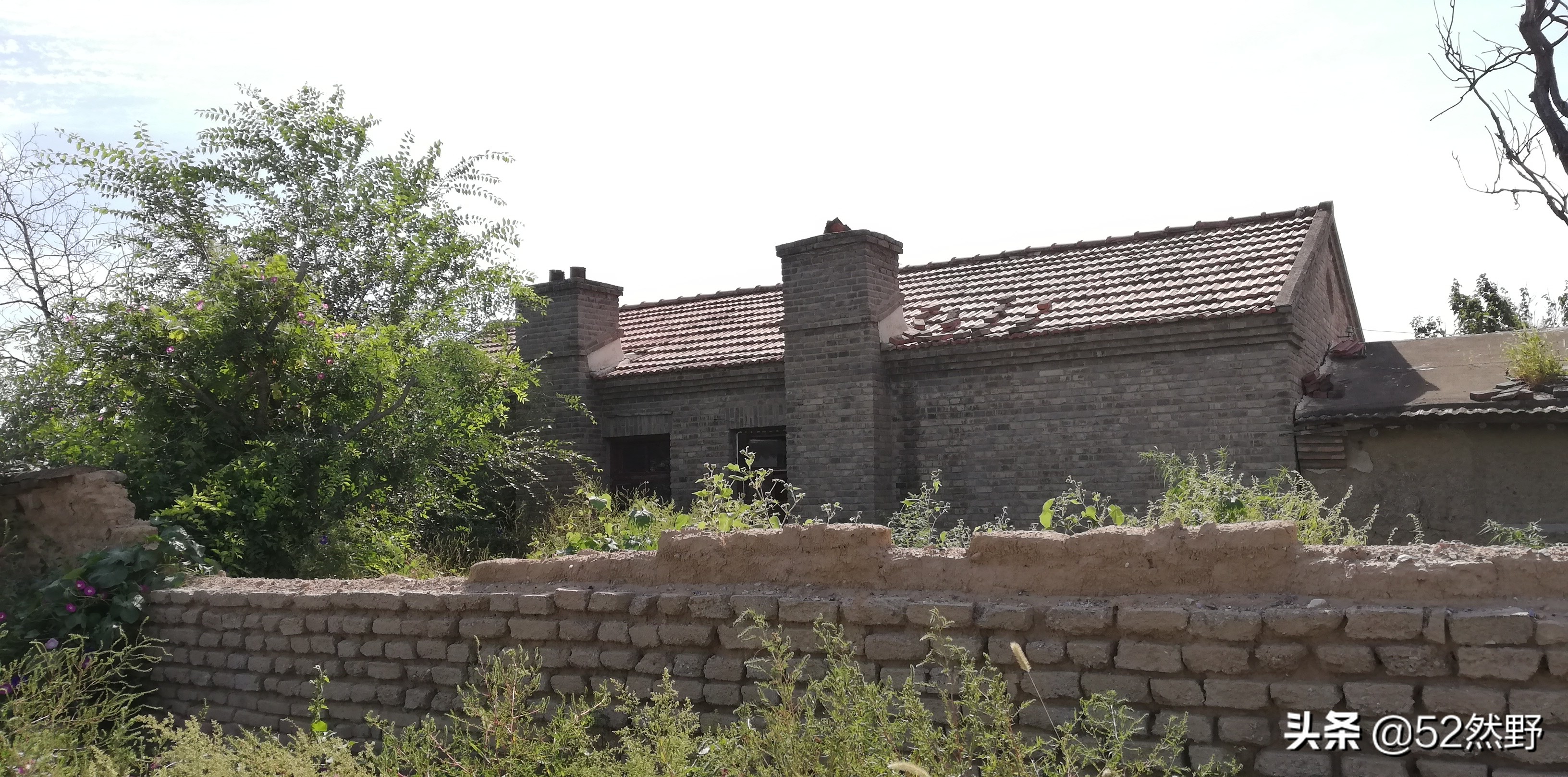 用脚踩出脚印,脚印在地上