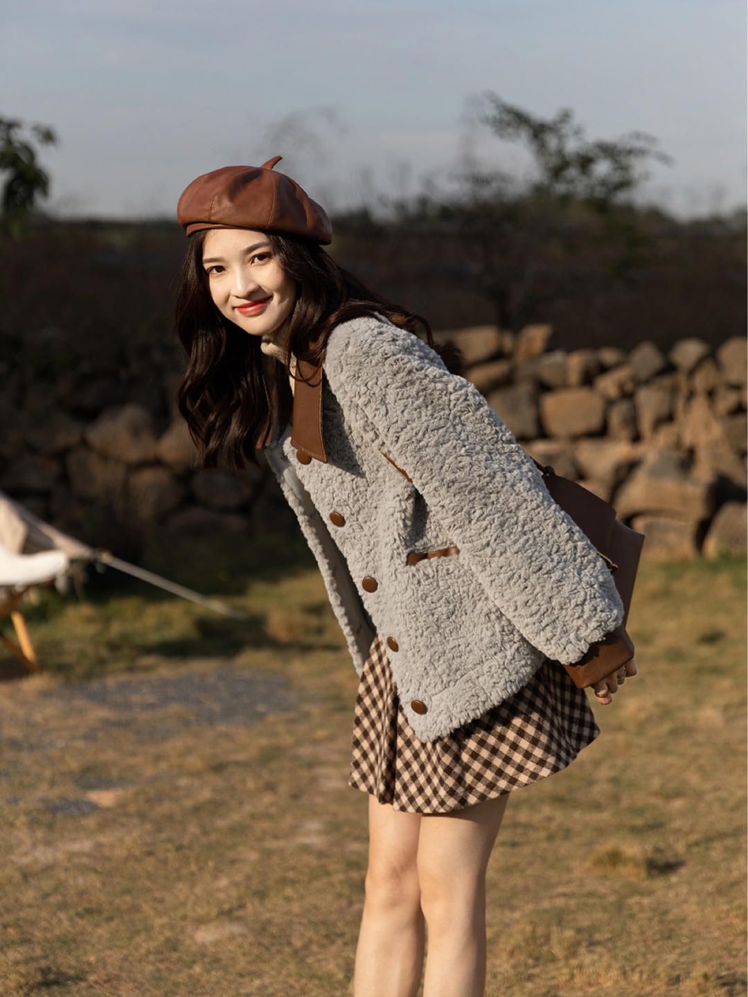 毛毛外套还流行吗,很流行的羊羔毛外套搭配