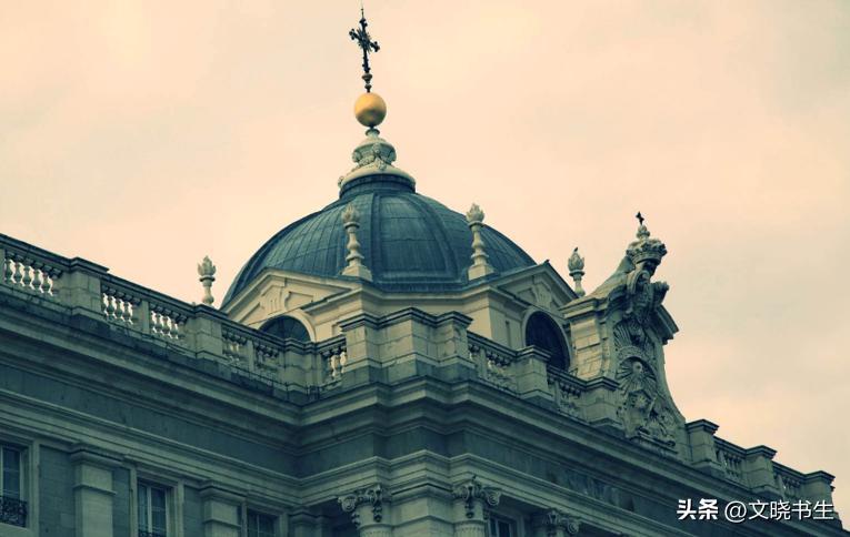 在哥达王朝时期的建筑中,哪些特征体现了该时期独特的空间构成