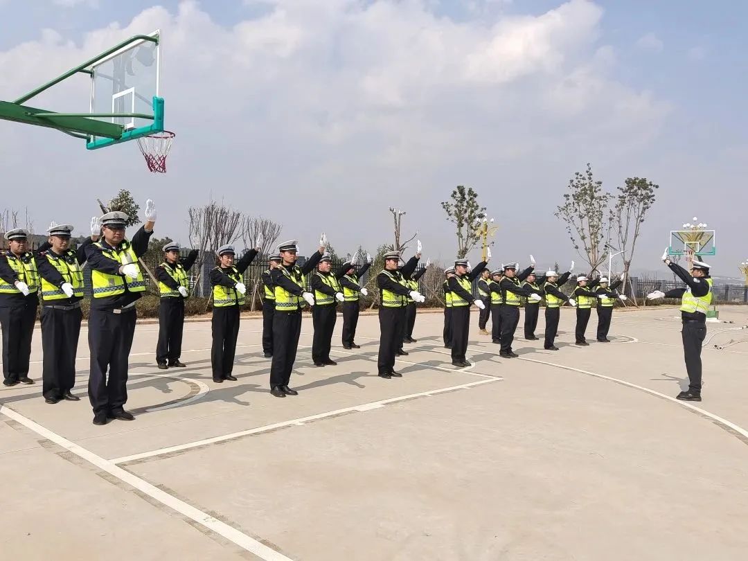 楚雄交警：人勤春来早春训正当时