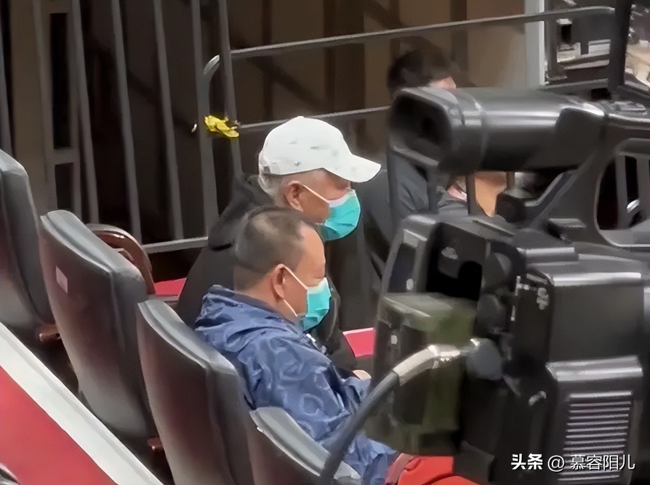 赵本山不仅现场见证辽篮夺冠，并设宴款待杨鸣，韩佳佟陪同出席！