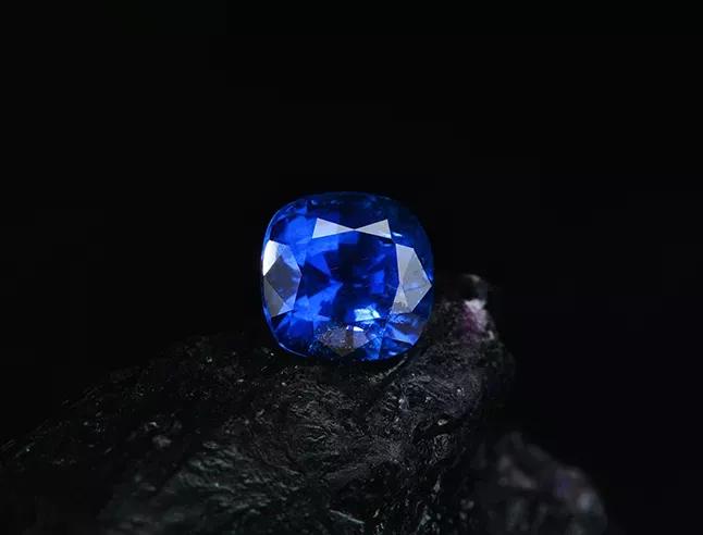 怎么区分坦桑石和蓝宝石的区别,坦桑石和斯里兰卡蓝宝石哪个好