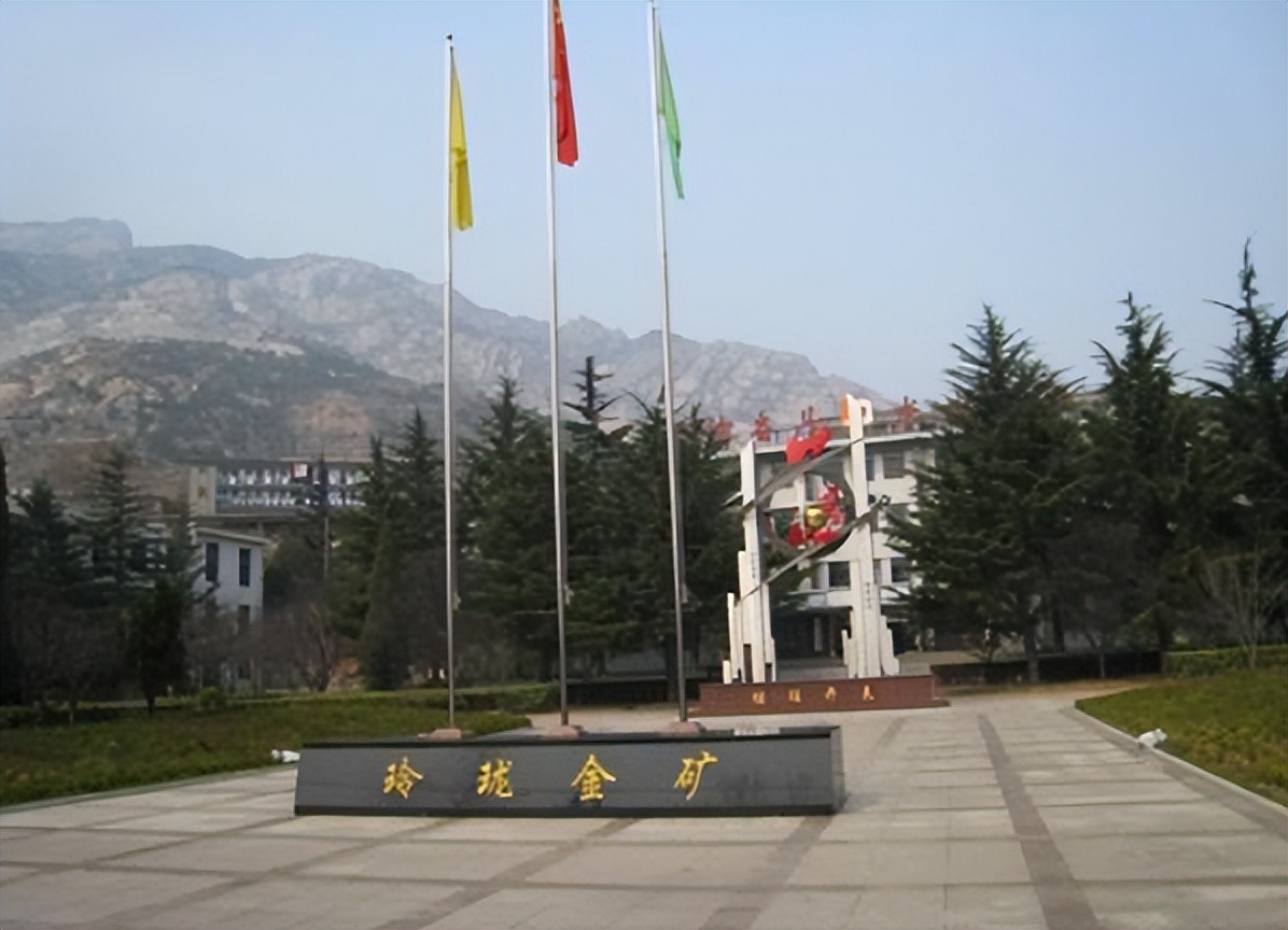 1942年毛*东泽**说延安经济难，*少奇刘**万两黄金送到，铁道游击队护送