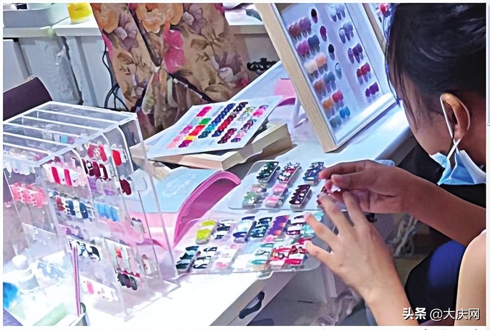 美甲市场里多了低龄美甲族