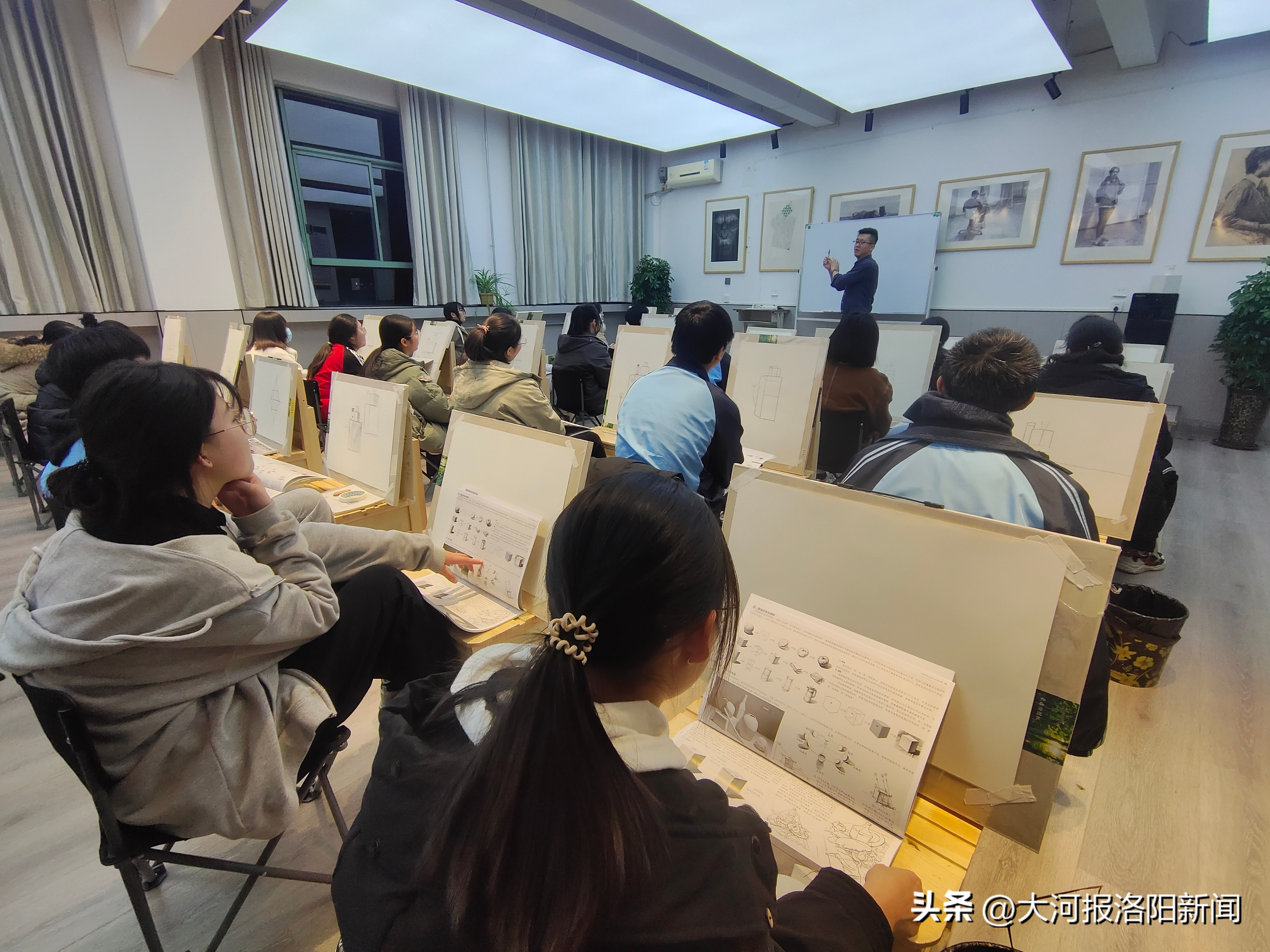 踔厉奋发行稳致远砥砺前行,踔厉奋发谋发展勇毅前行谱华章