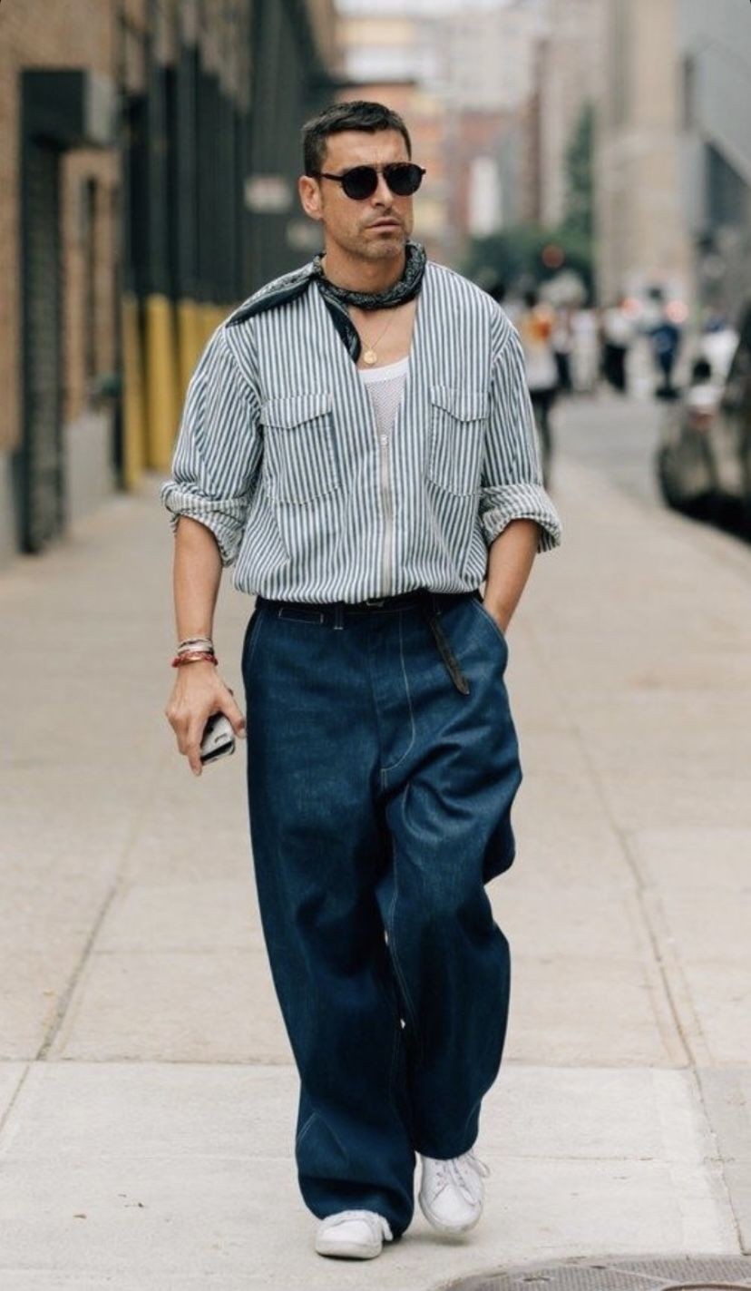 时尚飘逸的阔腿裤搭配气质衬衫,印花古巴衬衫搭配卡其色阔腿裤