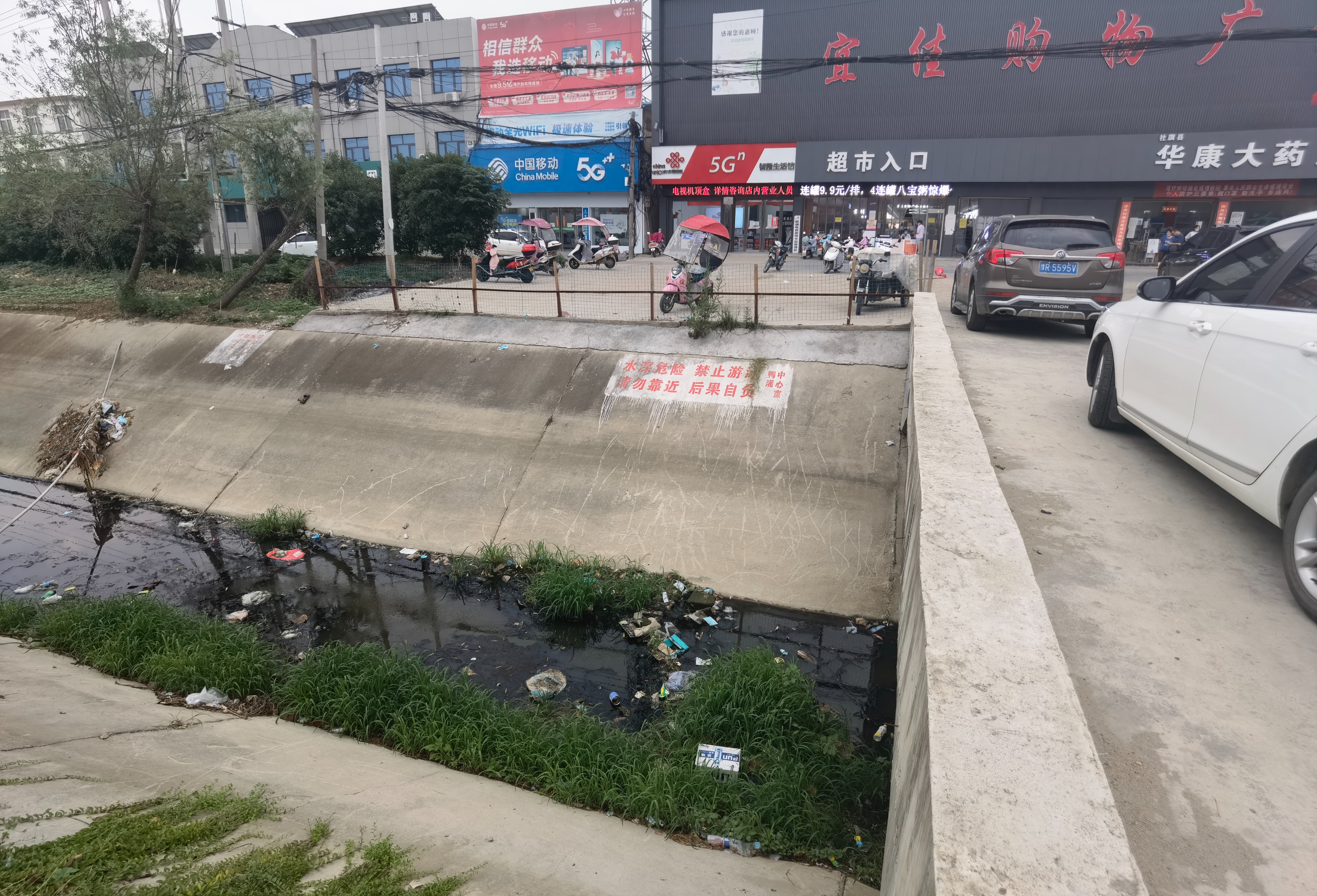 南阳社旗桥头镇街面干净整洁但是灌渠仍需改善