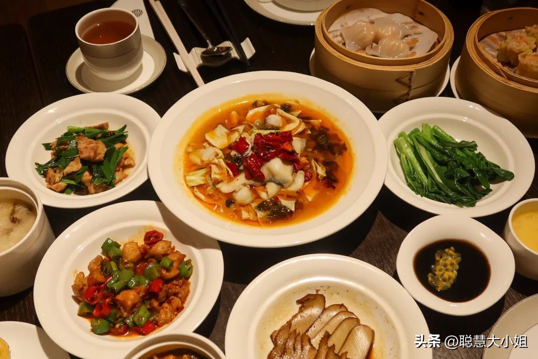 昆明旁边的小城，有山有湖好舒服