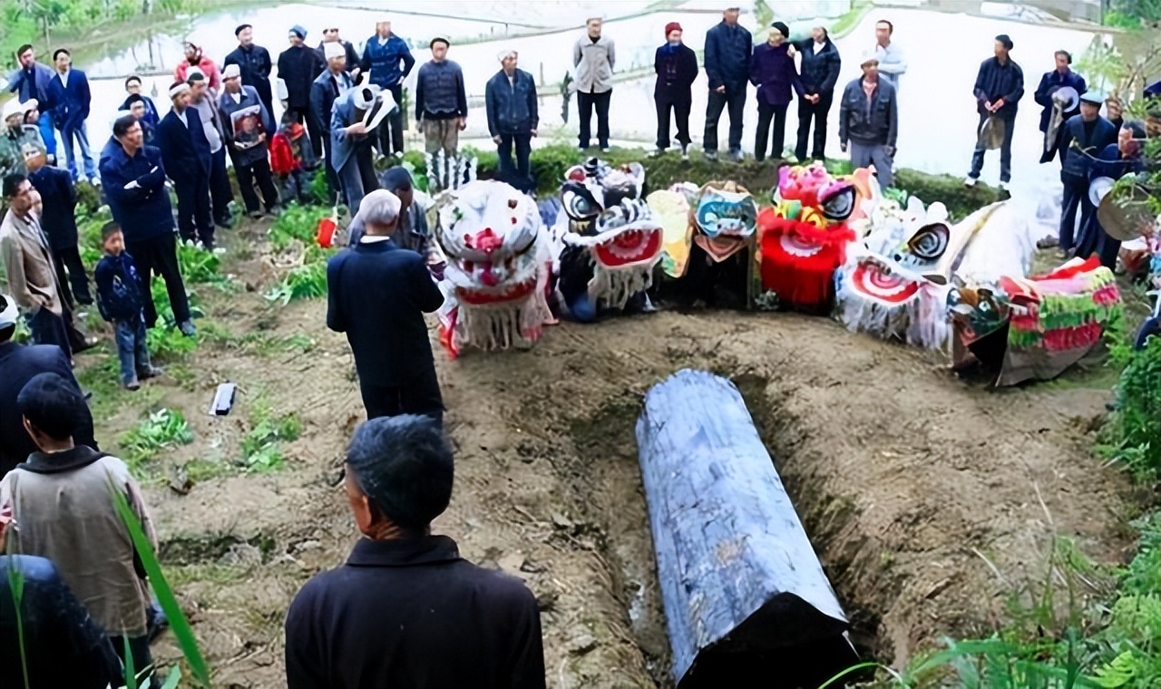 农村丧葬迎新改革，那以前的坟墓该咋办？知情人：3种方式处理