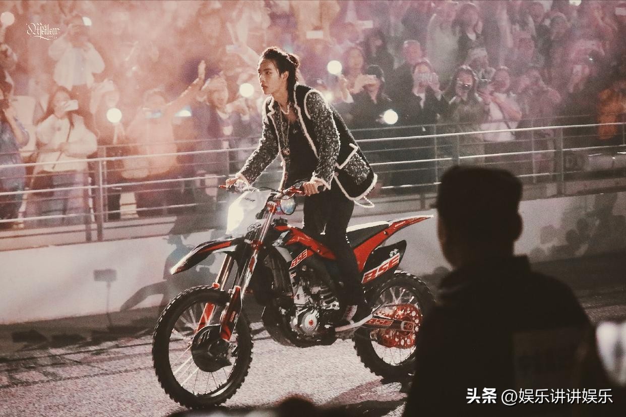 东方卫视跨年晚会王一博新歌首秀,今年东方卫视王一博跨年演唱会