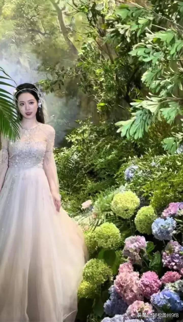 伊尔康二儿子订婚现场：新娘肚子胀得像怀孕了，婆婆盖过新娘