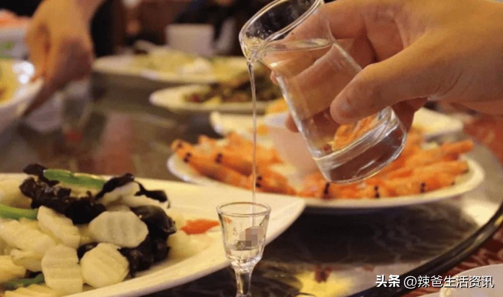 把食用油倒入白酒里可查真假吗,检验白酒用食用油靠谱吗