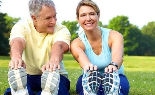 68岁老人这几天突然脚后跟肿痛,老人脚后跟脱皮后胀痛怎么回事