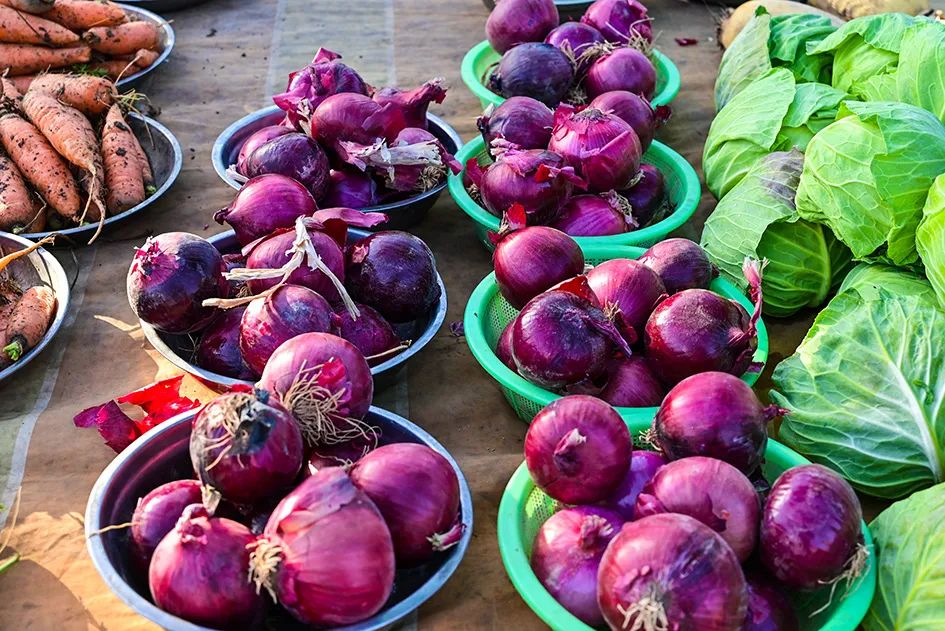 西山脚下的早市,闲逛最具人间烟火气的早市